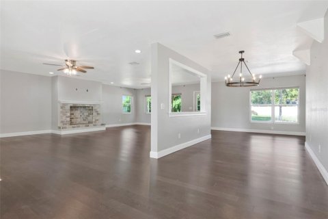 House in Brandon, Florida 4 bedrooms, 309.18 sq.m. № 2125073 - photo 13