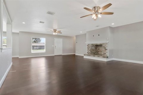 House in Brandon, Florida 4 bedrooms, 309.18 sq.m. № 2125073 - photo 7