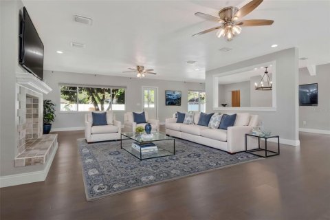 House in Brandon, Florida 4 bedrooms, 309.18 sq.m. № 2125073 - photo 6