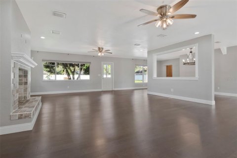 House in Brandon, Florida 4 bedrooms, 309.18 sq.m. № 2125073 - photo 5