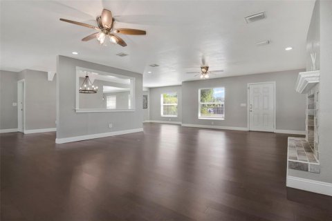 House in Brandon, Florida 4 bedrooms, 309.18 sq.m. № 2125073 - photo 12