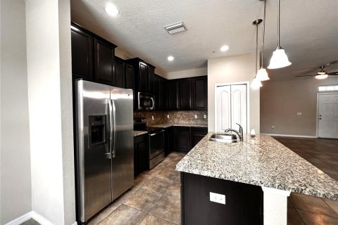 Townhouse in Temple Terrace, Florida 3 bedrooms, 176.24 sq.m. № 1845379 - photo 3