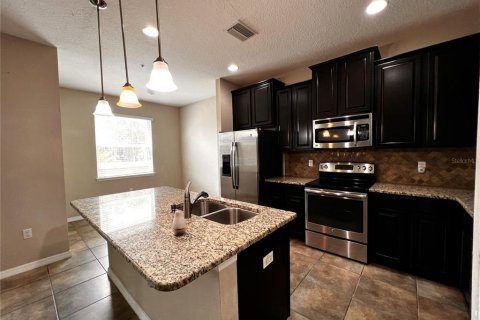 Townhouse in Temple Terrace, Florida 3 bedrooms, 176.24 sq.m. № 1845379 - photo 2