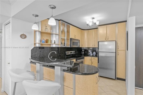 Condo in Aventura, Florida, 2 bedrooms  № 2081637 - photo 9