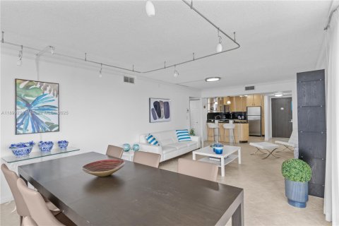 Condo in Aventura, Florida, 2 bedrooms  № 2081637 - photo 6
