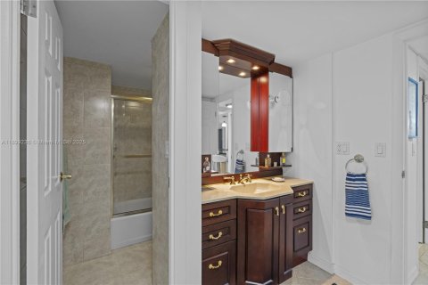 Condo in Aventura, Florida, 2 bedrooms  № 2081637 - photo 19