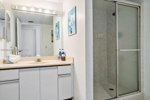Condo in Sunny Isles Beach, Florida, 2 bedrooms  № 1996758 - photo 15