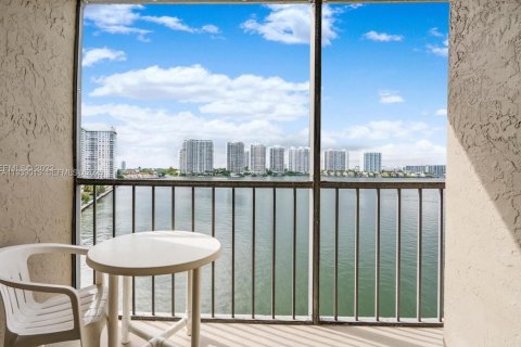 Condo in Sunny Isles Beach, Florida, 2 bedrooms  № 1996758 - photo 13