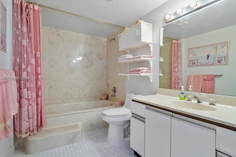 Condo in Sunny Isles Beach, Florida, 2 bedrooms  № 1996758 - photo 14