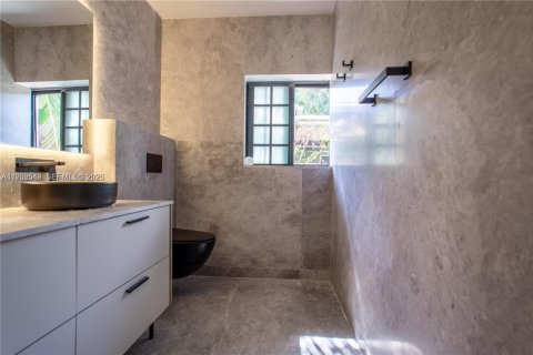 Casa en alquiler en Miami Beach, Florida, 4 dormitorios, 176.51 m2 № 2008013 - foto 25