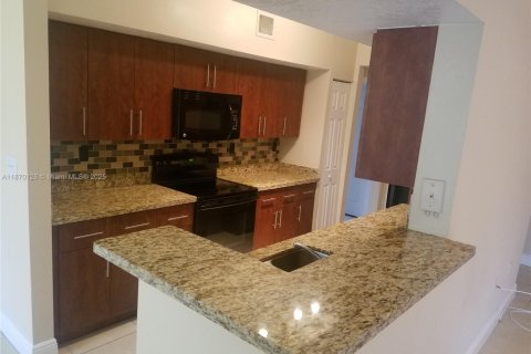 Copropriété à louer à Pembroke Pines, Floride: 2 chambres, 104.98 m2 № 1920141 - photo 4