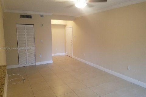 Copropriété à louer à Pembroke Pines, Floride: 2 chambres, 104.98 m2 № 1920141 - photo 3