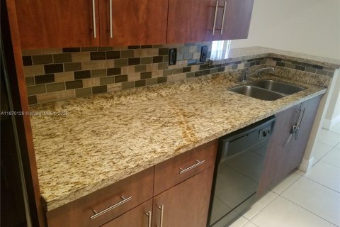 Copropriété à louer à Pembroke Pines, Floride: 2 chambres, 104.98 m2 № 1920141 - photo 7