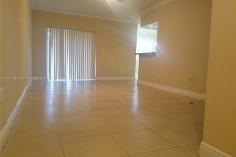 Copropriété à louer à Pembroke Pines, Floride: 2 chambres, 104.98 m2 № 1920141 - photo 2
