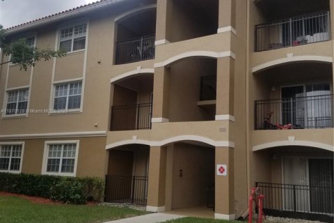 Copropriété à louer à Pembroke Pines, Floride: 2 chambres, 104.98 m2 № 1920141 - photo 1