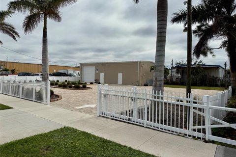 Immobilier commercial à vendre à Punta Gorda, Floride: 208.66 m2 № 1525050 - photo 18