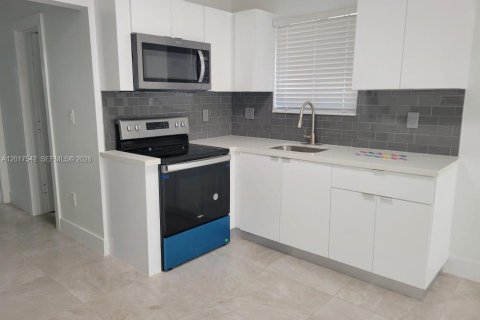 House in Miami Beach, Florida 1 bedroom, 748.79 sq.m. № 2176094 - photo 3