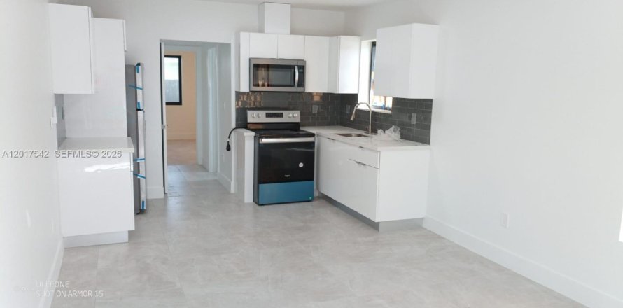 House in Miami Beach, Florida 1 bedroom, 748.79 sq.m. № 2176094