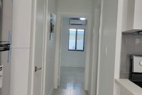 House in Miami Beach, Florida 1 bedroom, 748.79 sq.m. № 2176094 - photo 9