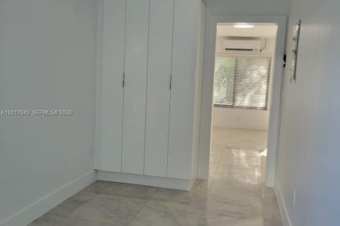 House in Miami Beach, Florida 1 bedroom, 748.79 sq.m. № 2176094 - photo 23