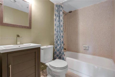Condo in Lauderhill, Florida, 2 bedrooms  № 1799182 - photo 9