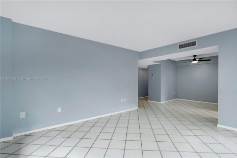 Condo in Lauderhill, Florida, 2 bedrooms  № 1799182 - photo 7