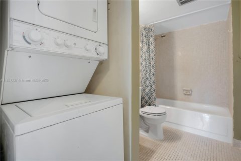 Condo in Lauderhill, Florida, 2 bedrooms  № 1799182 - photo 8