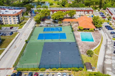 Condo in Lauderhill, Florida, 2 bedrooms  № 1799182 - photo 17