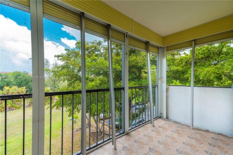 Condo in Lauderhill, Florida, 2 bedrooms  № 1799182 - photo 15