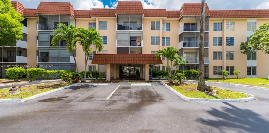 Condo in Lauderhill, Florida, 2 bedrooms № 1799182