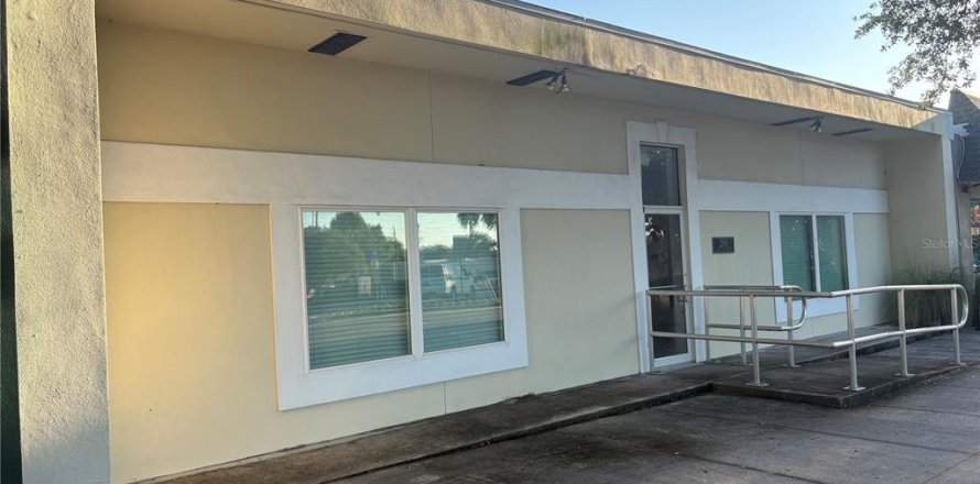 Commercial property in Largo, Florida 321.07 sq.m. № 2367305