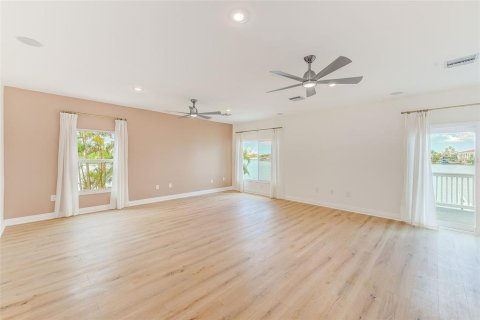Casa en venta en Saint Pete Beach, Florida, 4 dormitorios, 299.98 m2 № 1915008 - foto 14