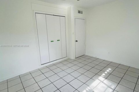 House in Miami, Florida 3 bedrooms, 164.62 sq.m. № 2070639 - photo 16