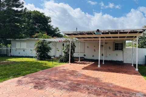 House in Miami, Florida 3 bedrooms, 164.62 sq.m. № 2070639