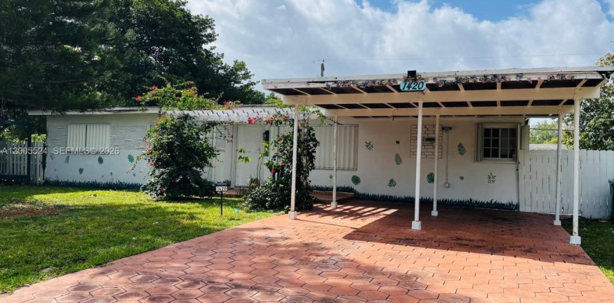 House in Miami, Florida 3 bedrooms, 164.62 sq.m. № 2070639