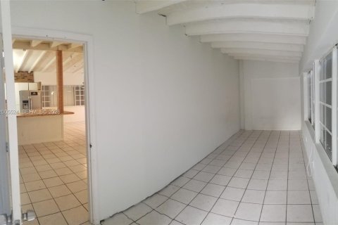 House in Miami, Florida 3 bedrooms, 164.62 sq.m. № 2070639 - photo 9