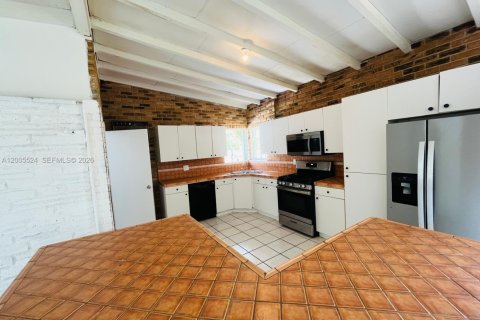 House in Miami, Florida 3 bedrooms, 164.62 sq.m. № 2070639 - photo 7