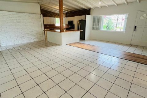 House in Miami, Florida 3 bedrooms, 164.62 sq.m. № 2070639 - photo 4