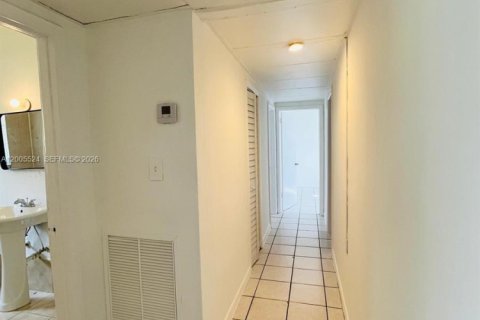 House in Miami, Florida 3 bedrooms, 164.62 sq.m. № 2070639 - photo 10
