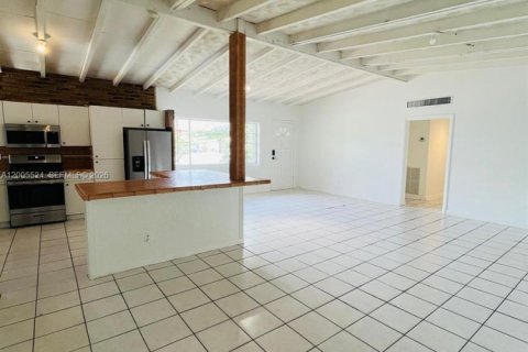 House in Miami, Florida 3 bedrooms, 164.62 sq.m. № 2070639 - photo 6