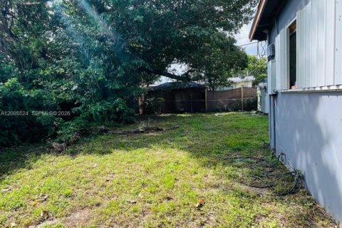 House in Miami, Florida 3 bedrooms, 164.62 sq.m. № 2070639 - photo 17