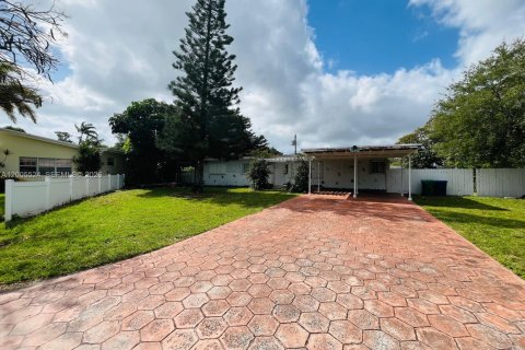 House in Miami, Florida 3 bedrooms, 164.62 sq.m. № 2070639 - photo 2