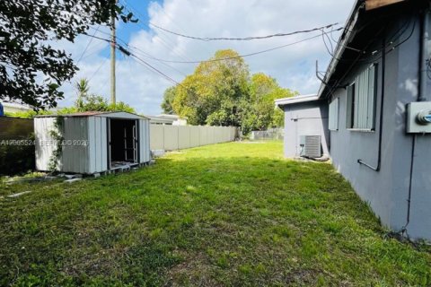 House in Miami, Florida 3 bedrooms, 164.62 sq.m. № 2070639 - photo 18