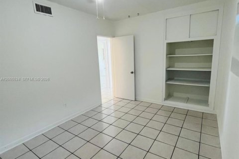 House in Miami, Florida 3 bedrooms, 164.62 sq.m. № 2070639 - photo 12