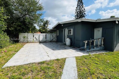 House in Miami, Florida 3 bedrooms, 164.62 sq.m. № 2070639 - photo 20