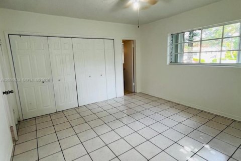 House in Miami, Florida 3 bedrooms, 164.62 sq.m. № 2070639 - photo 13