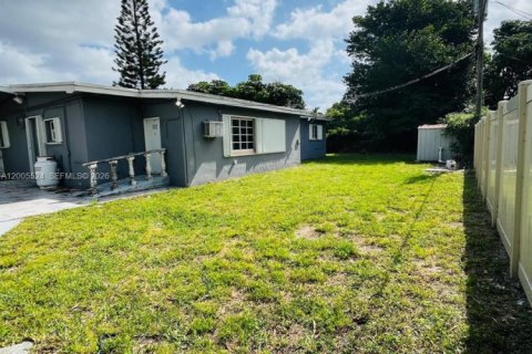 House in Miami, Florida 3 bedrooms, 164.62 sq.m. № 2070639 - photo 19
