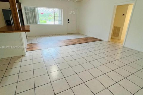 House in Miami, Florida 3 bedrooms, 164.62 sq.m. № 2070639 - photo 5