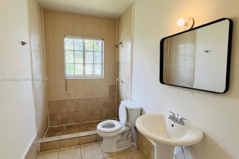 House in Miami, Florida 3 bedrooms, 164.62 sq.m. № 2070639 - photo 11