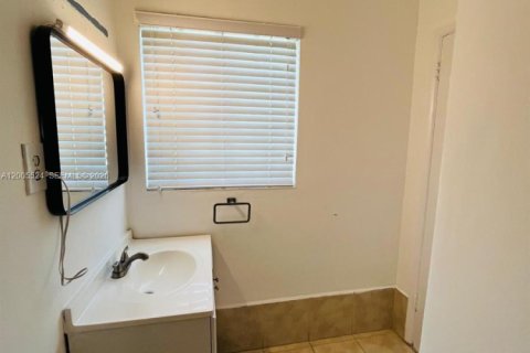 House in Miami, Florida 3 bedrooms, 164.62 sq.m. № 2070639 - photo 15